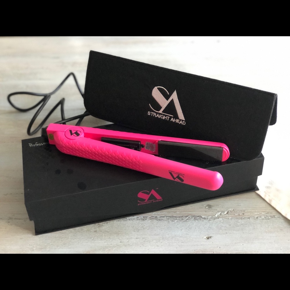 🆕✨Straight ahead flat iron and Sleeve✨🆕